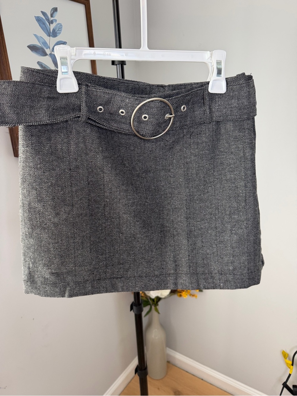 LE LIS Gray Herringbone Mini Skirt with Ring Belt